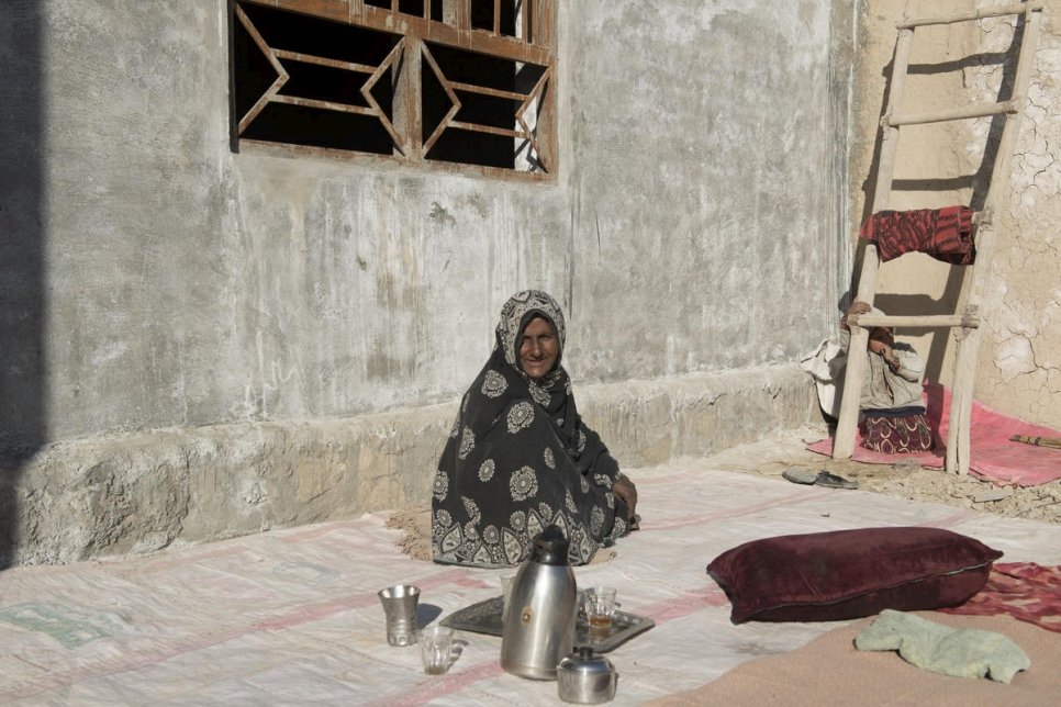 سردار بيبي، 45 عاماً، تأخذ استراحة لشرب الشاي أمام مأواها المشيد حديثاً في مقاطعة قندهار، في 4 فبراير 2020.