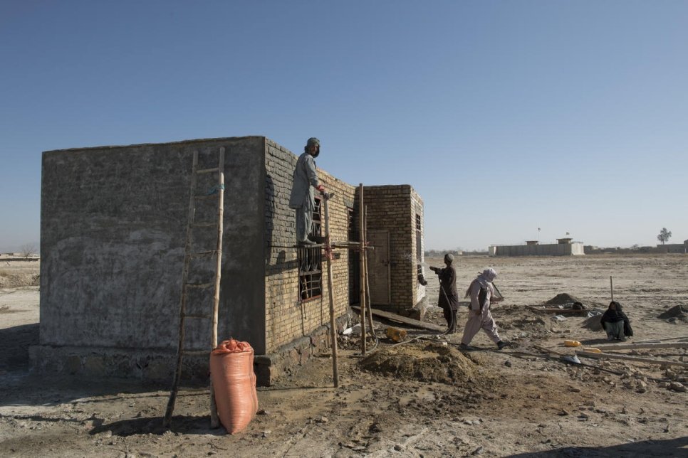 أعمال البناء لمنزل في منطقة داند في مقاطعة قندهار حيث تم بناؤه بدعم من مشروع النقد مقابل المأوى التابع للمفوضية (3 فبراير 2020).