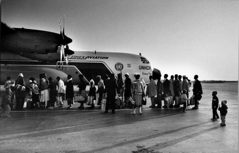 Après plus de 15 ans d'exil, environ 41 000 réfugiés de Namibie sont rentrés chez eux en 1989, notamment ces civils quittant Lubango en Angola.
