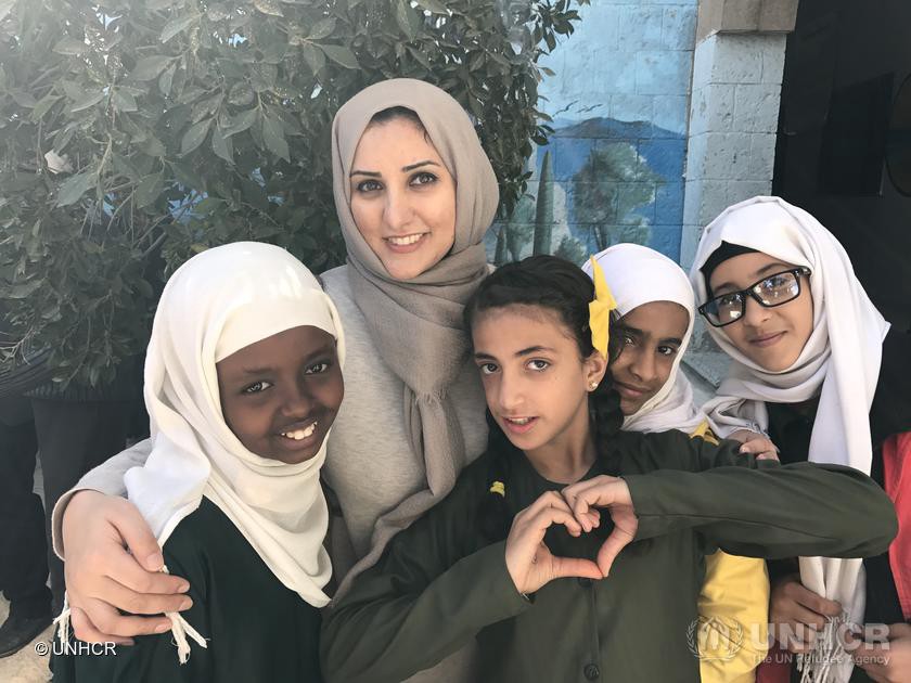Une porte-parole du HCR avec les étudiants de l'école de filles d'Asma à Sanaa, Yémen, en 2017. Votre don nous permettra de continuer à distribuer une aide vitale à travers la planète.