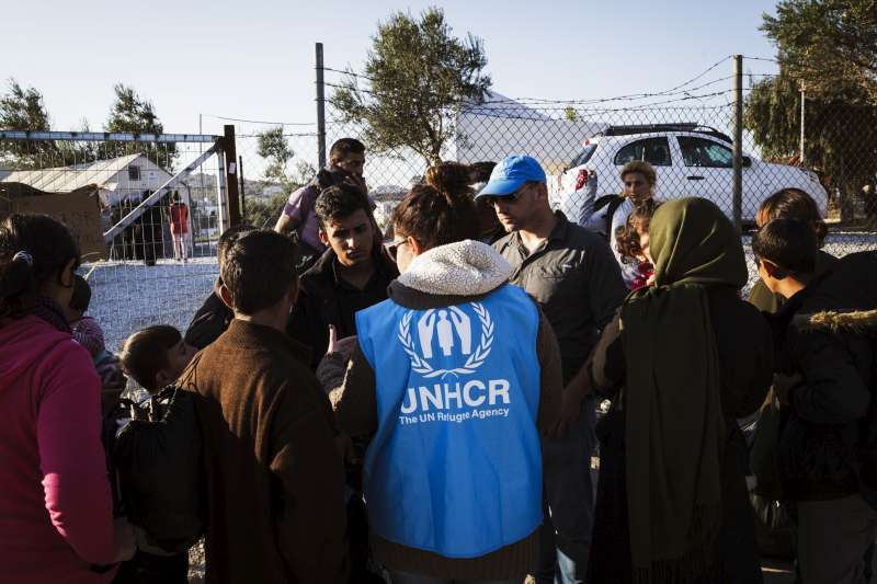 Des employés du HCR accueillent des réfugiés syriens nouvellement arrivés sur le site de Kara Tepe et les informent sur le site et le processus d'enregistrement.