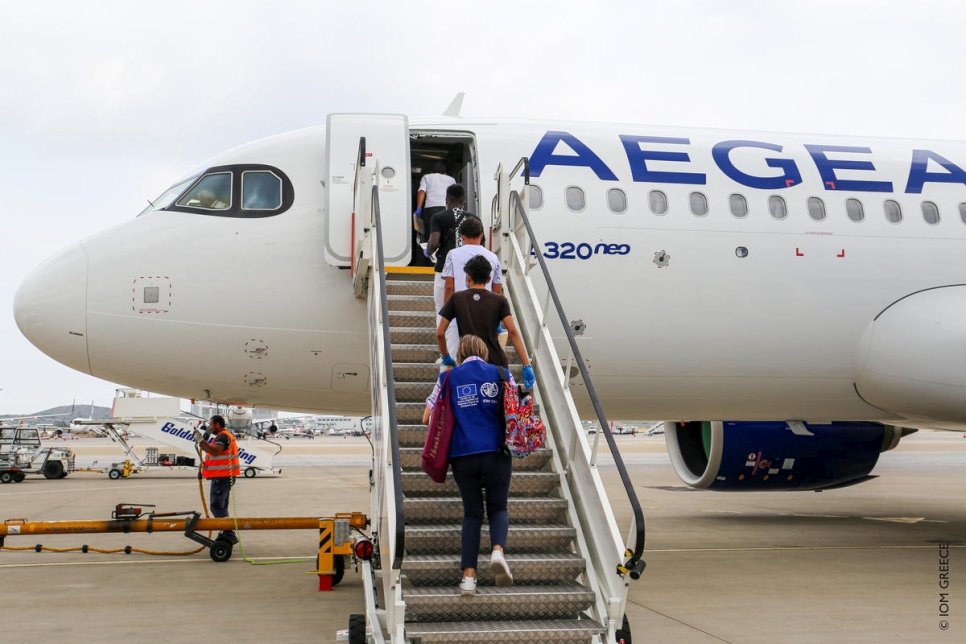 Un groupe d'enfants non accompagnés à l'aéroport Eleftherios Venizelos d'Athènes embarque sur un vol à destination du Portugal dans le cadre d'un programme européen de relocalisation.