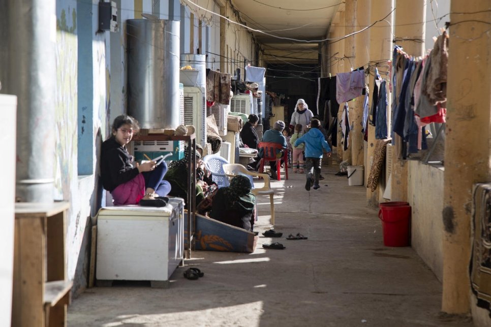 يعيش اللاجئون السوريون في سجن سابق تم تحويله إلى مأوى ويعرف باسم "القلعة" في عقرة، إقليم كردستان العراق، منذ عام 2013.