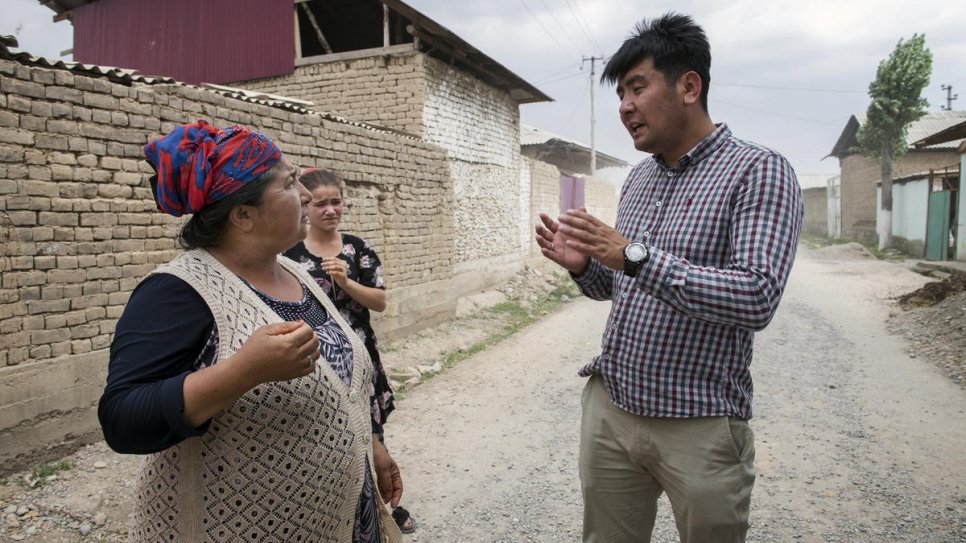 Azizbek Ashurov offers legal advice to a member of Kyrgyzstan's nomadic Lyuli community.