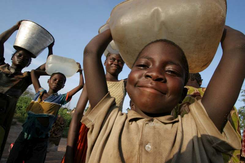 Chad / Refugees from Central African Republic (CAR) / Fetching water in Amboko camp, near the main town of Goré / UNHCR / B. Heger / September 2005