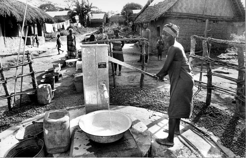 شهدت غرب إفريقيا حروباً ونزوحاً في أعوام التسعينيات من القرن الماضي. وقد فر أكثر من 800,000 ليبيري من وطنهم في أوائل التسعينيات، تلاهم عشرات الآلاف من سيراليون. كان توفير المياه النظيفة ضرورياً لمنع انتشار الأمراض.
