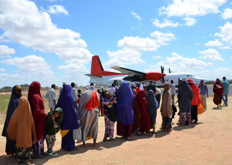 لاجئون صوماليون يتأهبون لصعود الطائرة التي ستقلهم إلى مقديشو من مخيم داداب للاجئين في كينيا.