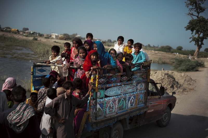نساء وأطفال يحتشدون في الشاحنة التي ستنقلهم إلى مخيم إغاثة في إقليم سانغهار في إقليم السند الباكستاني.