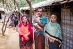 خالدة بيغوم (يسار) مع محمد كوسار وزوجته سافيتا بيغوم وابنتهما رومي. سمحت خالدة للأسرة بالبقاء في مزرعتها عندما وصلت من ميانمار.