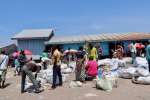 يعيد العائدون حديثاً الحياة إلى سوق السمك في تشوميا، مقاطعة إيتوري. عدد كبير منهم فروا إلى أوغندا في وقت سابق من هذا العام.