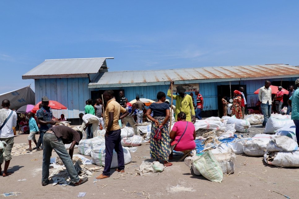 يعيد العائدون حديثاً الحياة إلى سوق السمك في تشوميا، مقاطعة إيتوري. عدد كبير منهم فروا إلى أوغندا في وقت سابق من هذا العام.