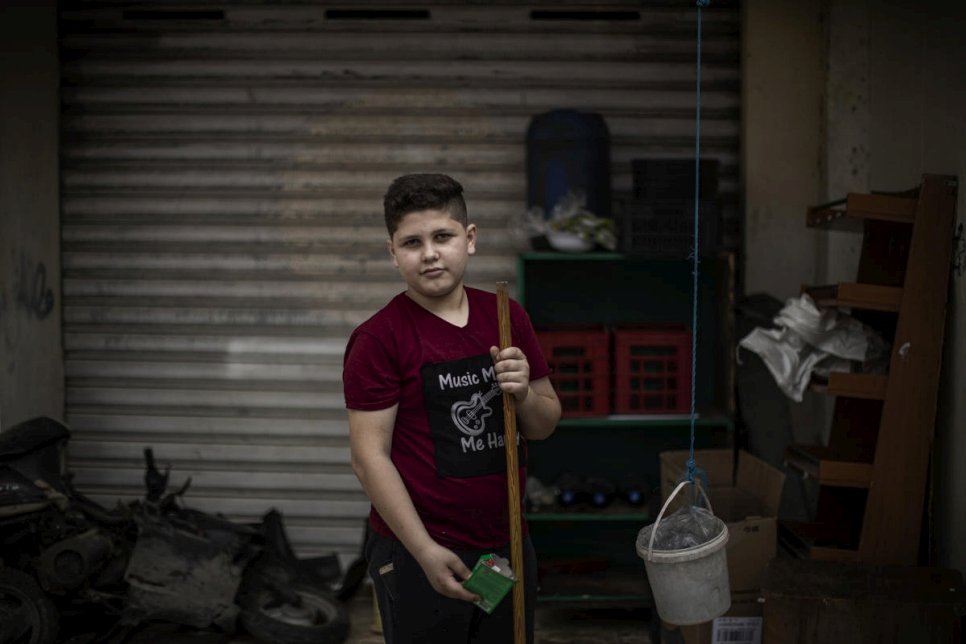 يعمل اللاجئ السوري بكر، 13 سنة، في توصيل الطلبات لدى سوبر ماركت لإعالة أسرته. 