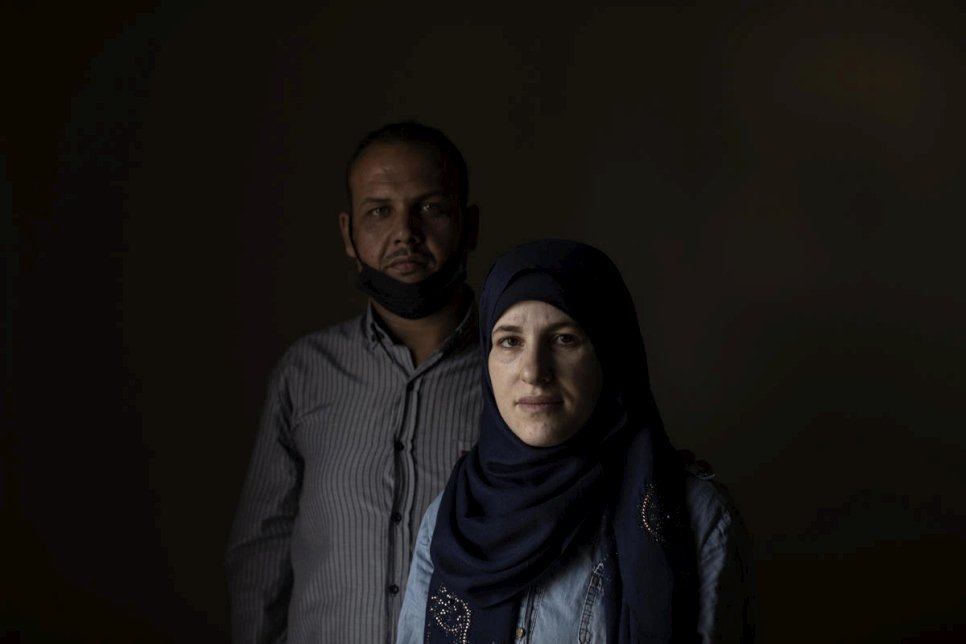 وفاء، 32 عاماً، وزوجها محمد، 37 عاماً، في صورة لهما في منزل العائلة في برجا، لبنان.