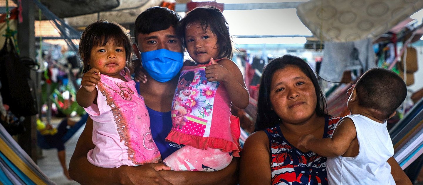 La famille Mata, des indigènes Warao du Venezuela, est photographiée au refuge Pintolandia à Boa Vista, au Brésil. Dialisa, mère de trois enfants, a récemment récupéré du Covid-19. 