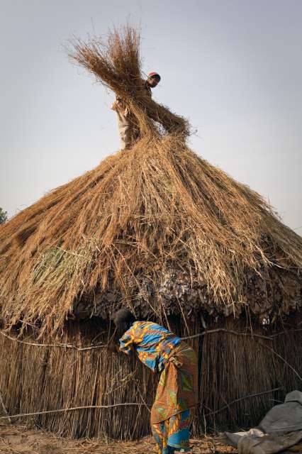 Une famille de réfugiés nouvellement arrivée dans le camp de Dosseye. Jusqu'à 150 nouveaux réfugiés de la République centrafricaine   principalement de l'ethnie peule   arrivent chaque mois au sud du Tchad. De nombreuses familles fuient pour éviter les enlèvements d'enfants, qui sont monnaie courante.