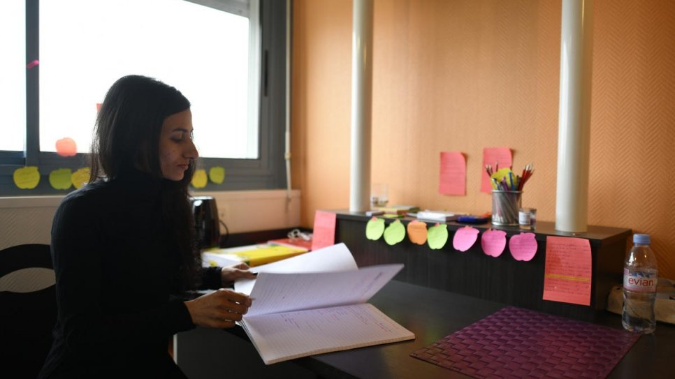 Amera Omar dans sa chambre d'étudiante à Toulouse. Après une année de cours intensifs de français, elle souhaite étudier les sciences économiques. 