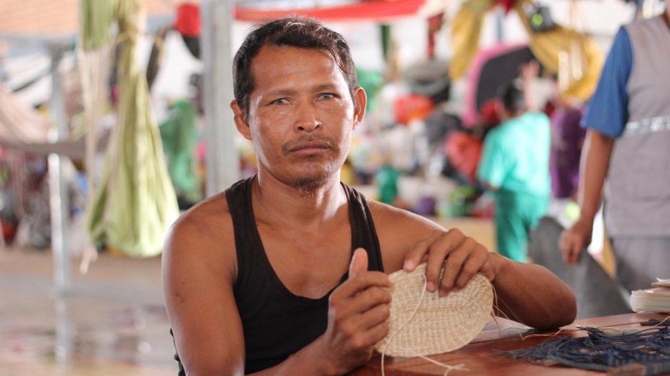 Baudilio Centeno fabrique un panier au centre d'hébergement de Boa Vista, au Brésil. Il est venu de Tamacuro avec les siens et environ 700 autres Waraos quand la nourriture et les médicaments ont commencé à manquer. 