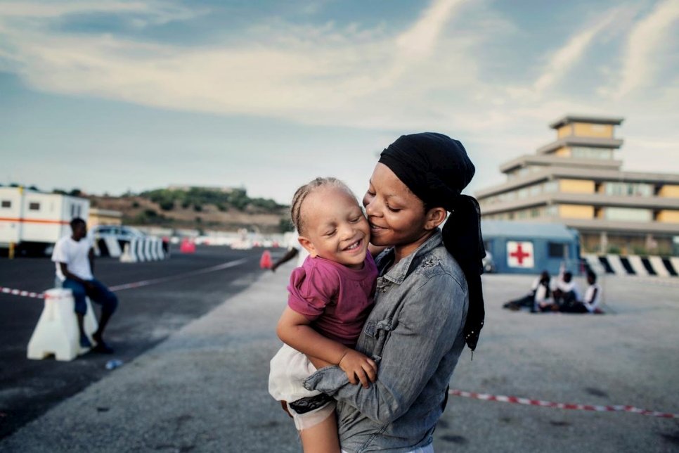 La réfugiés nigériane Shalom, 24 ans, câline sa petite fille après leur sauvetage en mer et leur transfert vers le port italien d'Augusta.  
