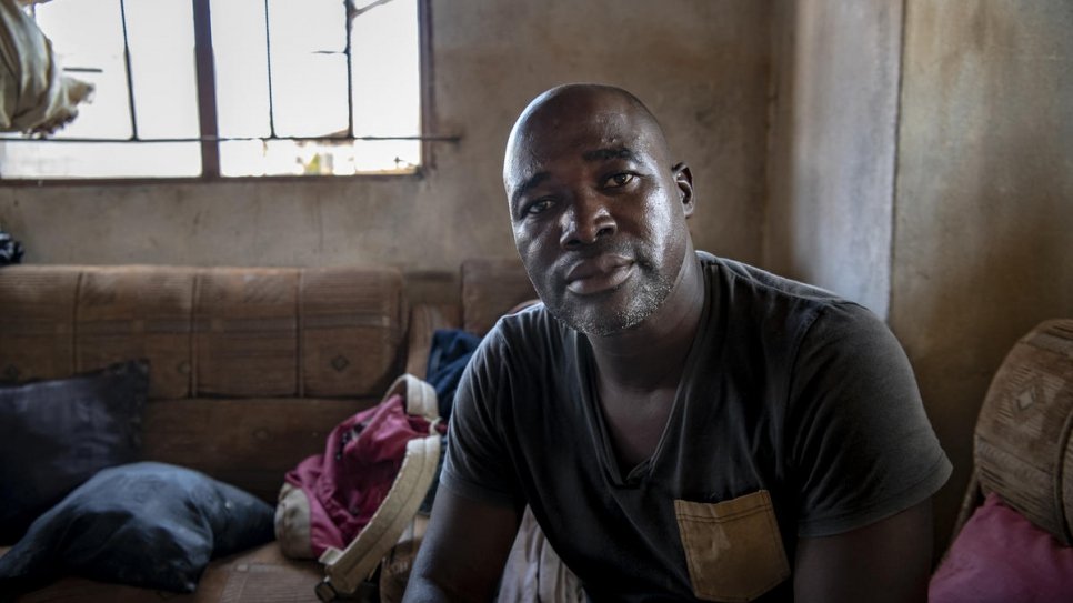 Antonio, 44 ans, dans le salon de sa maison de Buzi qui a été endommagée par le cyclone Idai. 