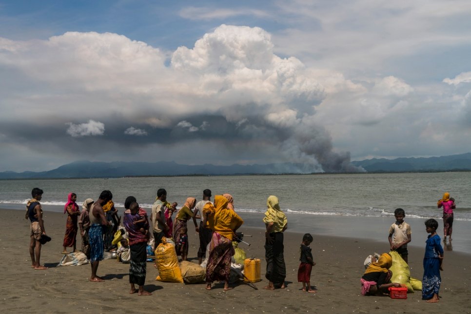 Des familles rohingyas se regroupent sur la plage de Dakhinpara, au Bangladesh, après avoir traversé la mer à bord de bateaux de pêche en provenance du Myanmar. 