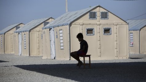Le sentiment d'isolement contribue à mettre en péril la santé mentale et les réfugiés y sont particulièrement exposés. Un réfugié vénézuélien assis seul sur un banc dans un camp au Brésil, 28 mars 2019. 