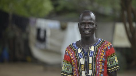 Yiech Pur Biel se tient devant sa maison au camp de réfugiés de Kakuma, au nord du Kenya.