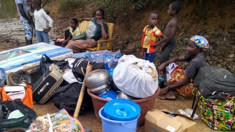 Des demandeurs d'asile fuyant les tensions électorales en Côte d'Ivoire attendent au poste frontière de Buutuo, au Liberia voisin. 