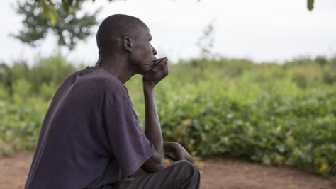 Un réfugié sud-soudanais est assis devant son abri dans le site de Bidibidi, en Ouganda, en novembre 2019. Sa femme a été diagnostiquée comme souffrant de troubles bipolaires au Soudan du Sud en 2012, et elle s'est suicidée en exil. 