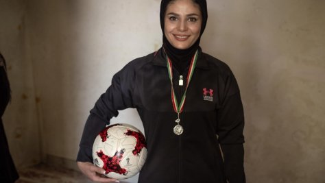 Rozma Ghafouri montre ses médailles de football chez elle à Shiraz, en Iran.