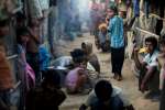 De nombreux réfugiés rohingyas ayant fui les violences au Myanmar en octobre 2016 vivent dans des sites de fortune surpeuplés à Cox's Bazar, au Bangladesh. 
