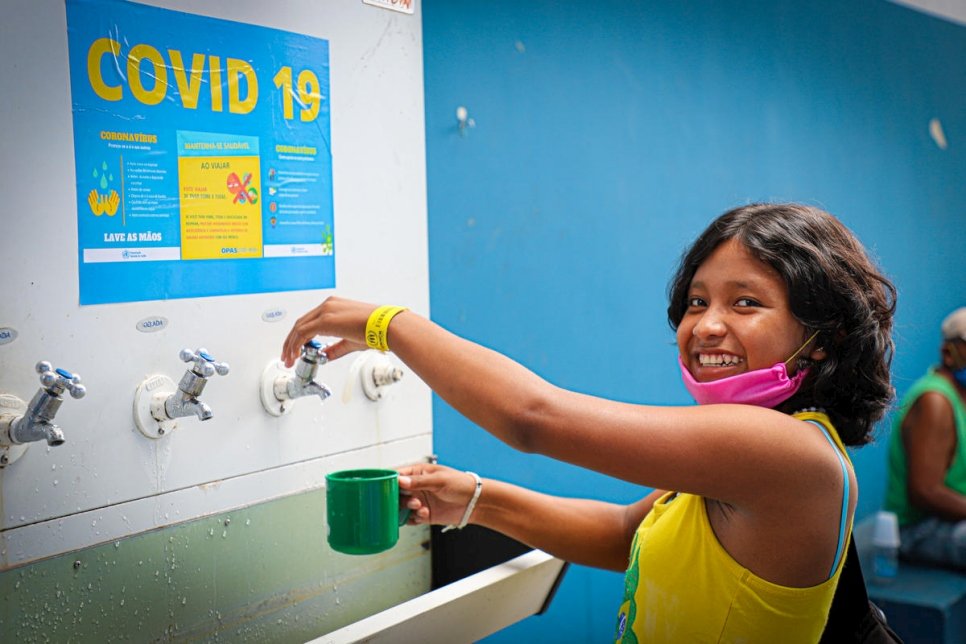 Une jeune réfugiée vénézuélienne utilise une station d'eau potable dans un centre d'hébergement de la ville brésilienne de Manaus.