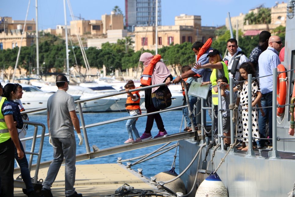 Des réfugiés et des migrants secourus en Méditerranée centrale débarquent à Malte, le 30 septembre 2018. 
