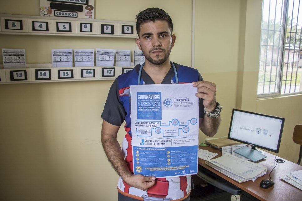 Le médecin vénézuélien Samuel Suárez sensibilise la population locale et d'autres réfugiés sur la crise de Covid-19 en Équateur, son pays d'adoption. 