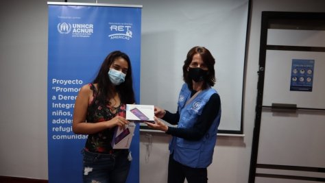Niños, niñas y jóvenes refugiados, solicitantes de asilo y panameños podrán continuar sus estudios de forma virtual en Panamá gracias a las tablets donadas por ACNUR.