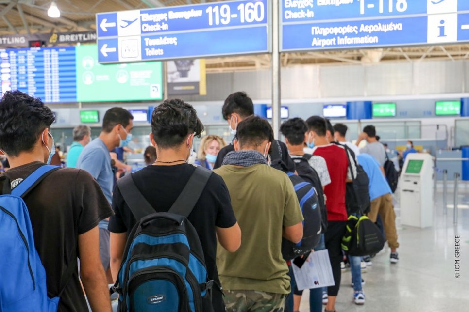 Un groupe d'enfants non accompagnés se préparent à l'enregistrement pour un vol Athènes-Lisbonne, le 7 juillet, dans le cadre d'un programme de l'UE pour la relocalisation. 
