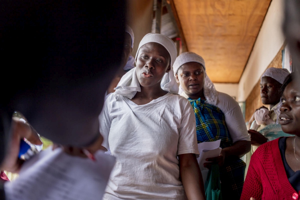 إيما (في الوسط) تنتظر تسجيلها في مكتب مفوض المقاطعة بالقرب من نيروبي. 