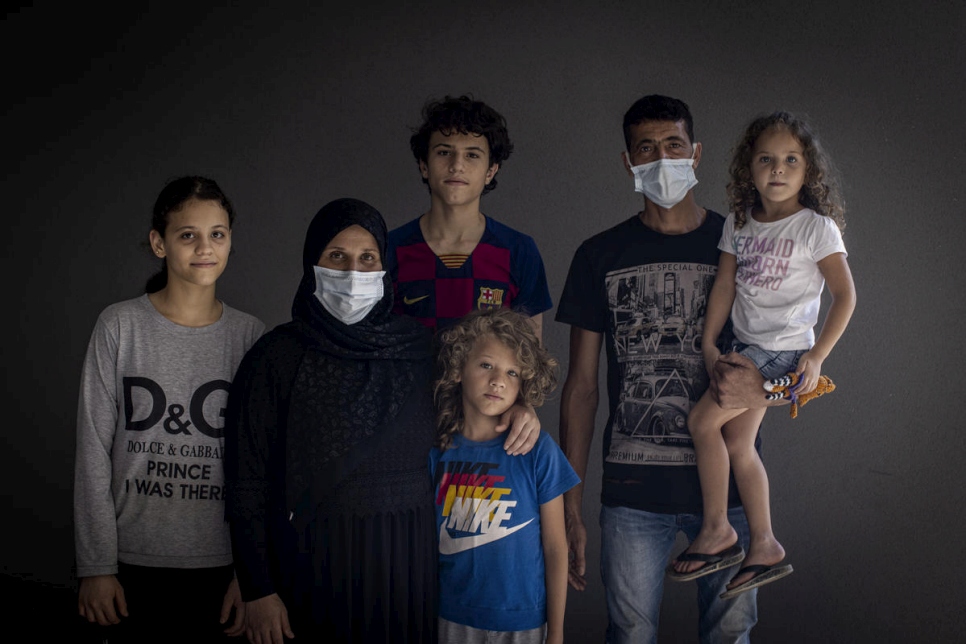 منار (أقصى اليمين) في صورة عائلية مع (من اليسار إلى اليمين)، أختها إيمان، ووالدتها فهيمة، والأخوين جمال ومحمود، ووالدها محمد.