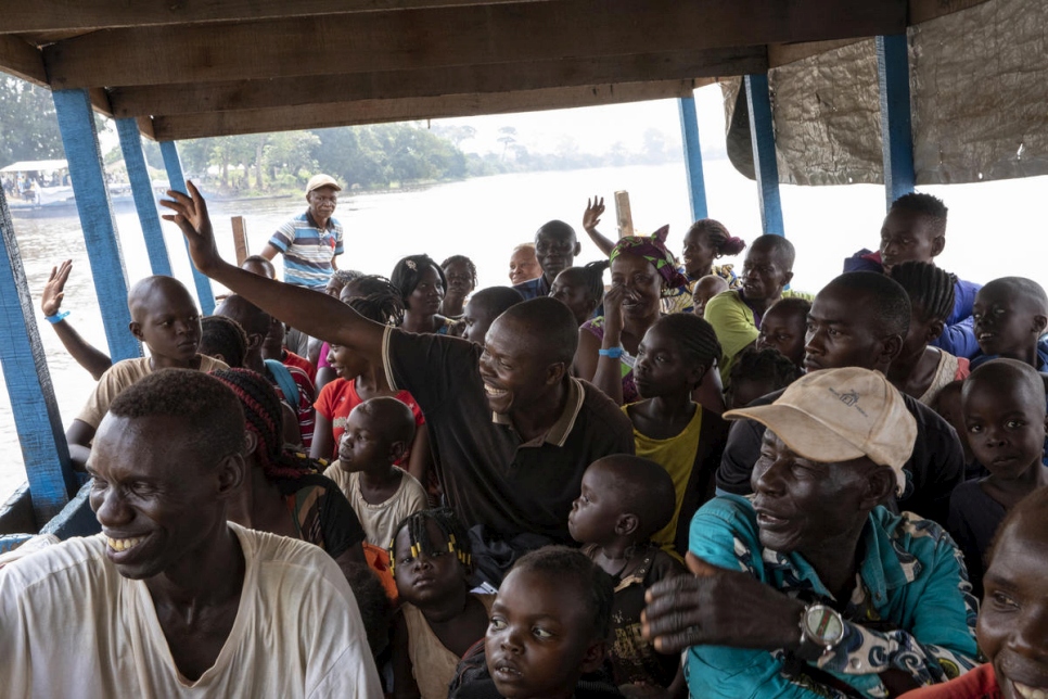 عائدون طوعاً بينما يغادر القارب الذي يقلهم إلى جمهورية إفريقيا الوسطى ميناء زونغو في جمهورية الكونغو الديمقراطية، في 21 نوفمبر.