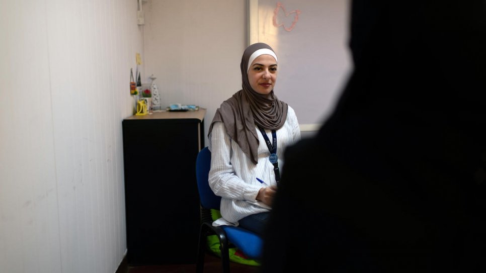 La psychologue jordanienne Manar Bashara anime une séance de psychothérapie dans une clinique de santé mentale du camp de réfugiés d'Azraq, gérée par le HCR et l'International Medical Corps. Chaque jour, elle reçoit environ cinq personnes. 
