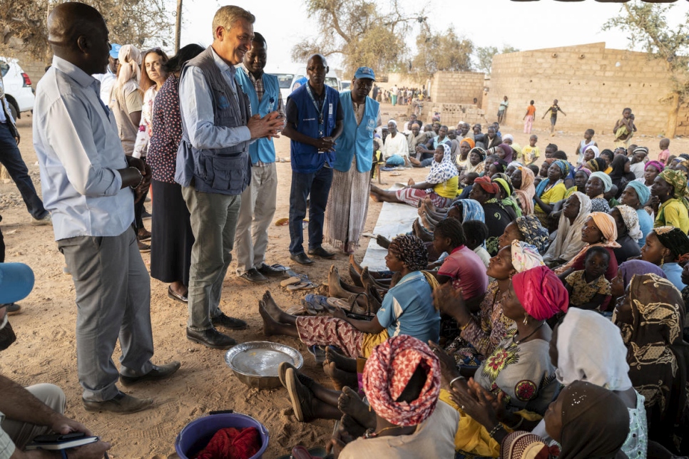 المفوض السامي للأمم المتحدة لشؤون اللاجئين فيليبو غراندي يلتقي مع النازحين داخلياً في بوركينا فاسو في بلدة كايا.