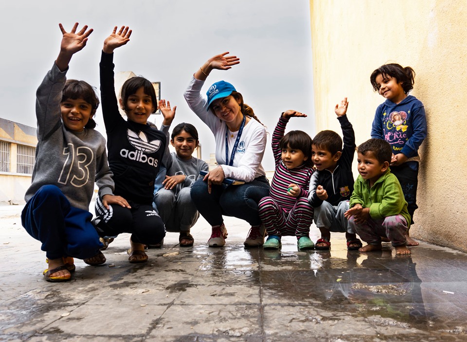 نسرين من فريق المفوضية في سوريا تقوم بنشاطات ترفيهية للأطفال النازحين الذين وصلوا إلى المآوي الجماعية في مدينة الحسكة.