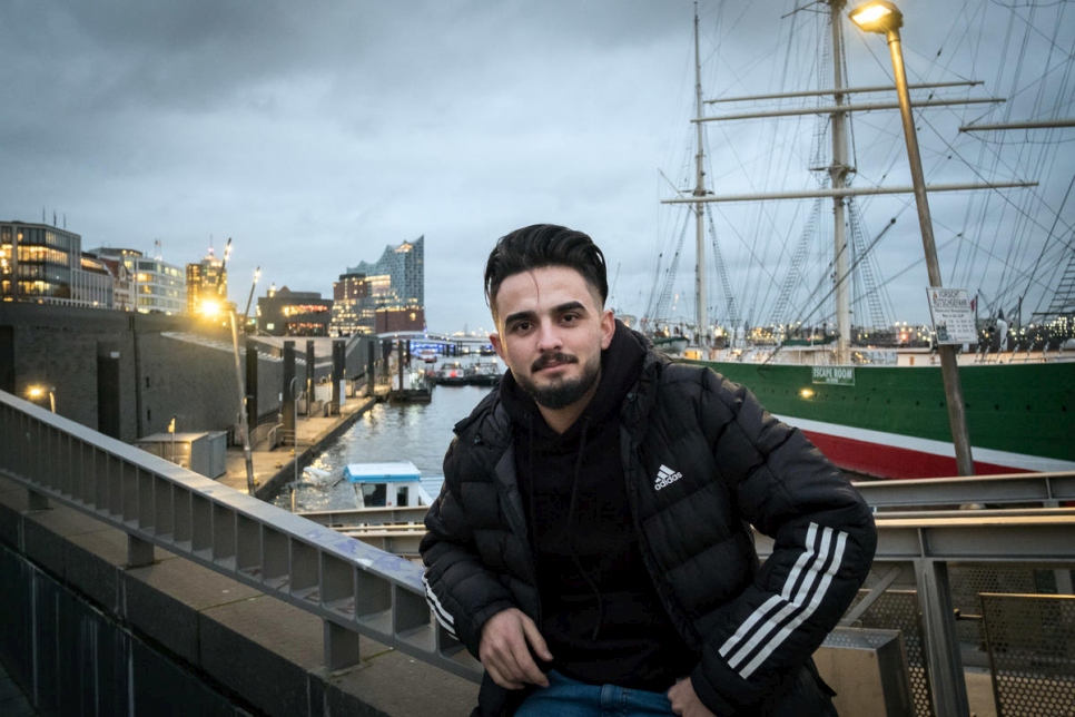 اللاجئ السوري ماجد الواوي في سان باولي لاندنغ بالقرب من مكان عمله الواقع في ميناء هامبورغ.
