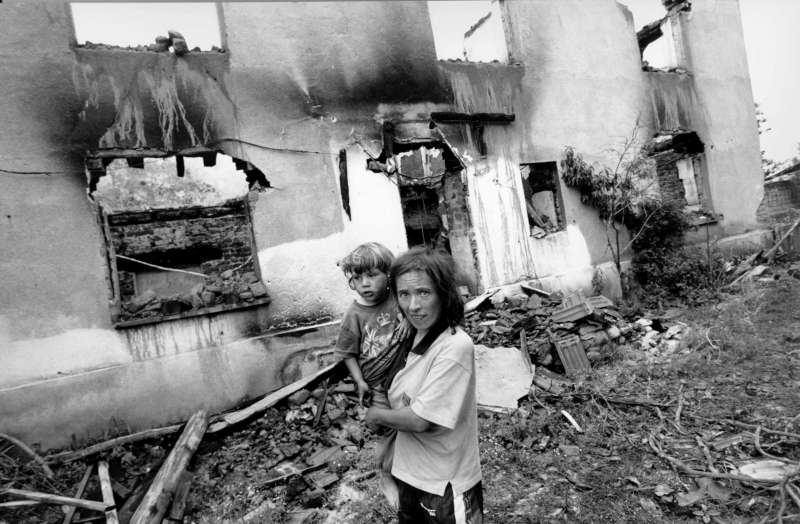 Les réfugiés ont commencé à refluer vers le Kosovo quasiment aussi rapidement qu'ils avaient fui, mais beaucoup sont rentrés vers des scènes de destruction complète.