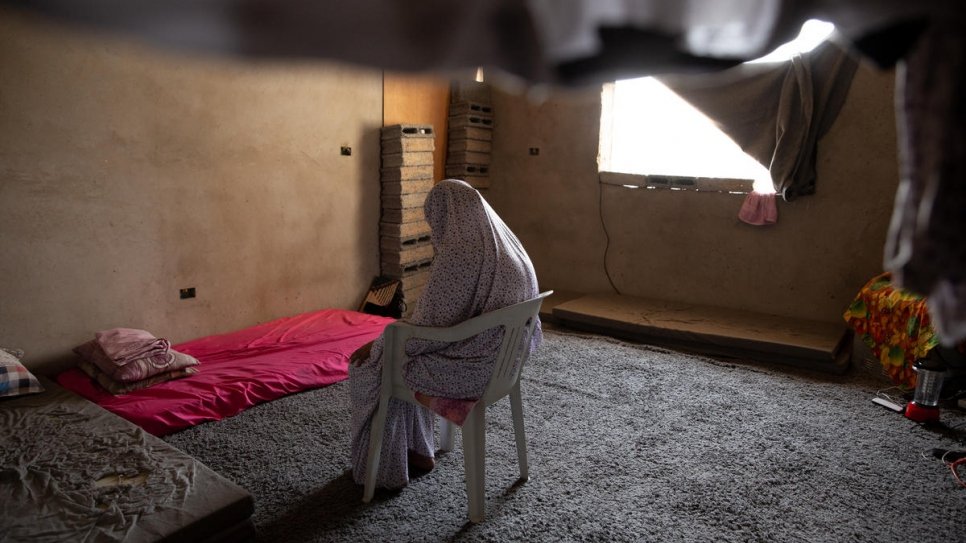 Hanan est photographiée en train de prier dans son logement temporaire à Tripoli, la capitale libyenne. 
