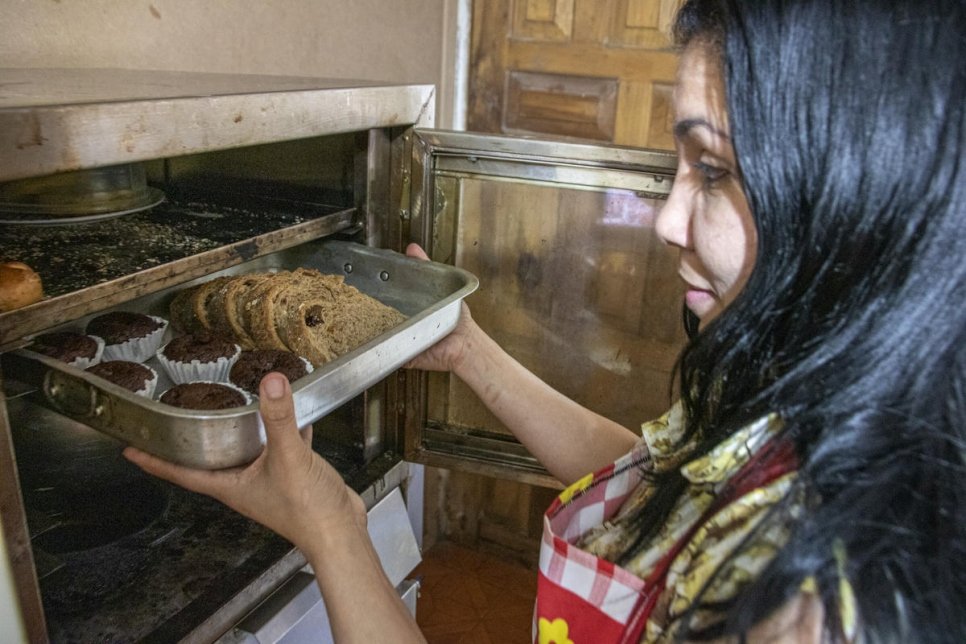 Deilys, une Vénézuélienne arrivée en Equateur en quête de sécurité, subvient désormais à ses besoins et à ceux de sa famille grâce à l'entreprise de desserts végétaliens qu'elle gère depuis son domicile. 