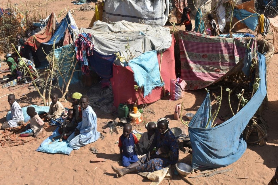 Des réfugiés soudanais qui ont fui les affrontements inter-tribaux au Darfour occidental sont assis devant des abris de fortuen au village de Mamata, au Tchad. Photo d'archives, 19 janvier 2020. 