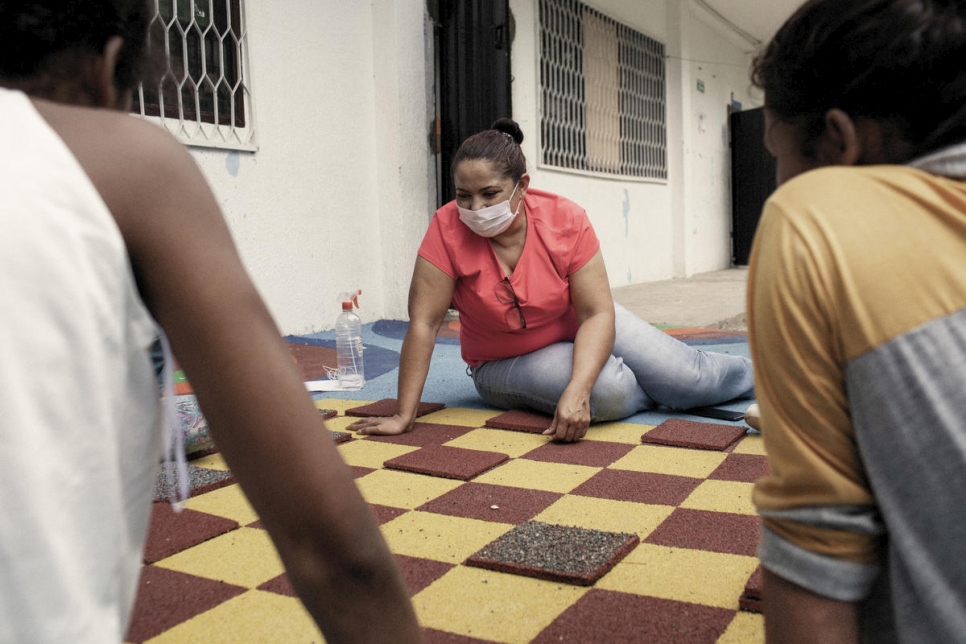 Las educadoras de la Fundación Renacer tienen que trabajar duro para ganarse la confianza de los niños y las niñas.