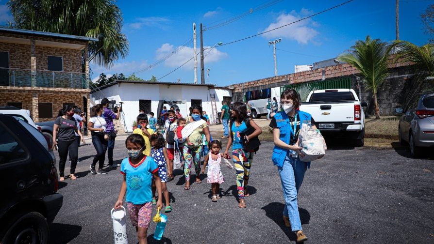 Indígenas venezolanos llegan a un nuevo albergue en el barrio de Tarumã-Açu, zona oeste de Manaos.