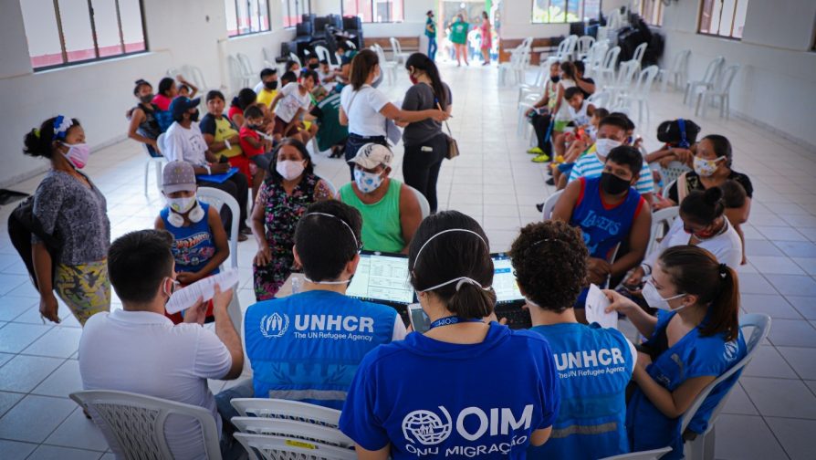 Las familias son recibidas y examinadas antes de ingresar al nuevo albergue.