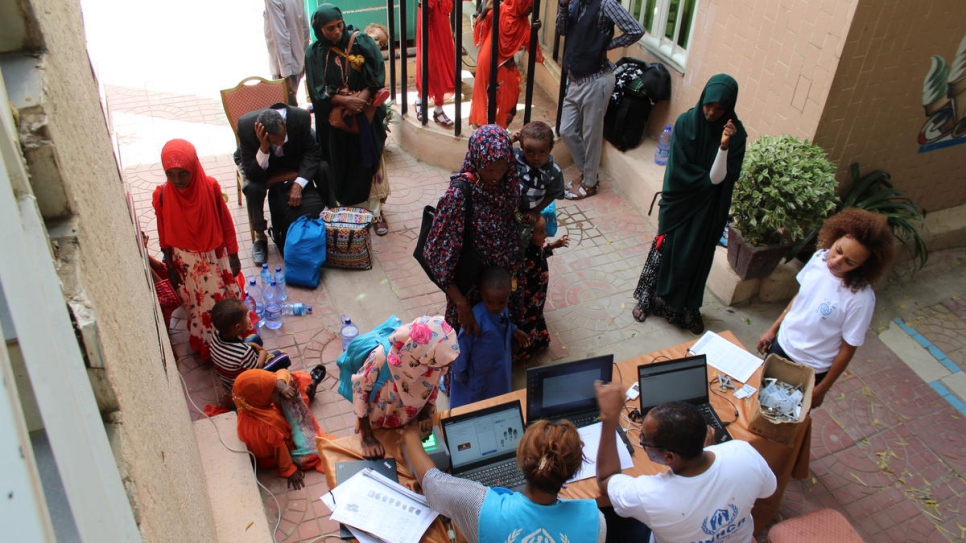 Algunos de los retornados recién llegados en un puesto de registro de ACNUR en Dire Dawa, Etiopía, donde se recogen sus datos.